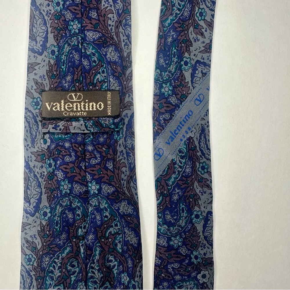 Vintage VALENTINO CRAVATTE Authentic Blue Purple Paisley Classic Silk Tie 3.25” - Picture 3 of 8